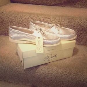 ✂Price cut!!💥NIB💥silver sperry topsiders