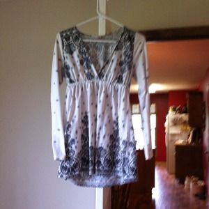 Cute black and white top/dress!