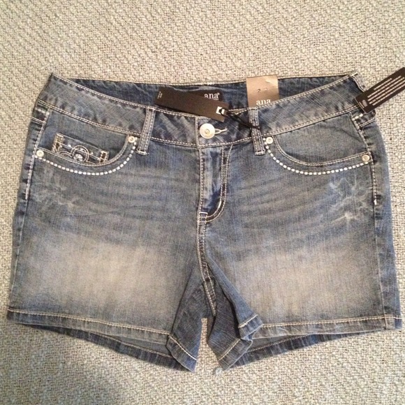 Shorts - Picture 2 of 3