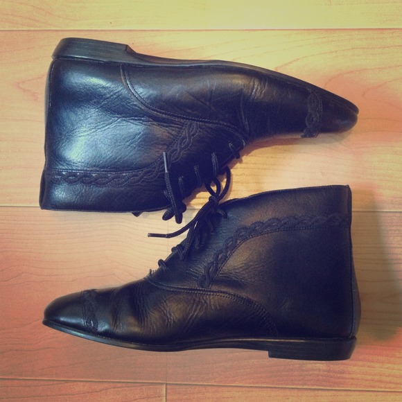 Sold!💐 Newport News Black Oxford Booties