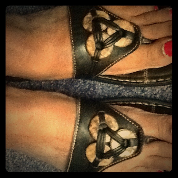 Leather flip flops with faux stone