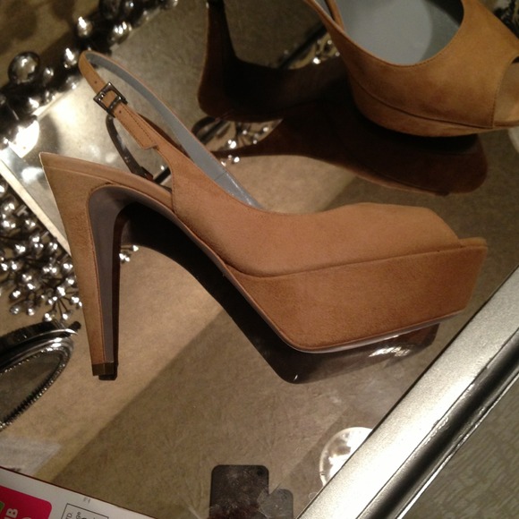 🤩🤩🤩 Authentic Sergio Rossi nude peeptoe slingback. - Picture 3 of 3