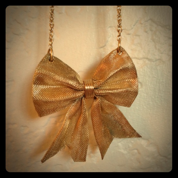 Golden bow necklace