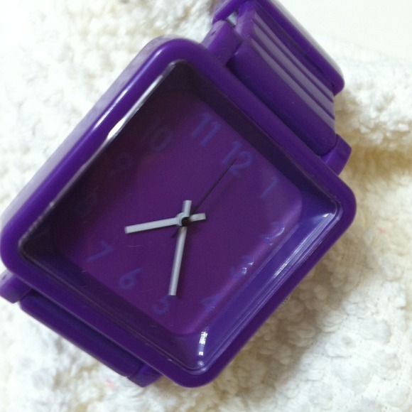 It is new and the color is very vibrant . - Picture 1 of 3