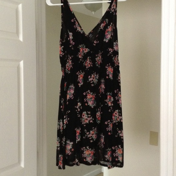 SOLD-Beautiful Floral Boutique Dress - Picture 2 of 2
