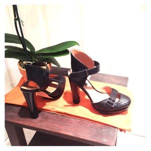 Gotta have Lilia Black Platform Pumps!