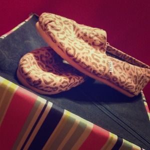 Pink Leopard Toms