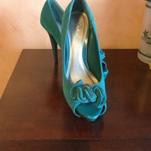 Turquoise heels!