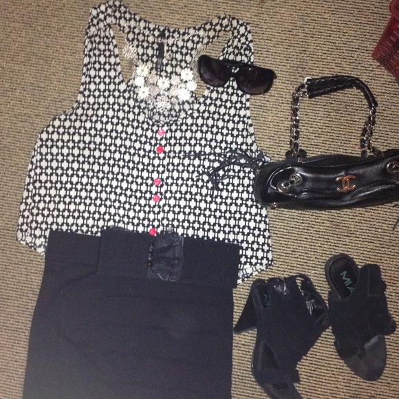 Beautiful sleeveless blouse great for work or play
