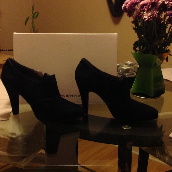 9B Black suede shoe made by Banana Republic