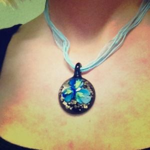 Glass flower design necklace