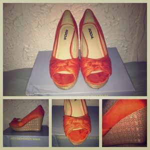 Suede orange wedges. 👠