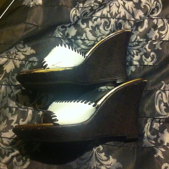 White/brown wedges - Picture 2 of 3