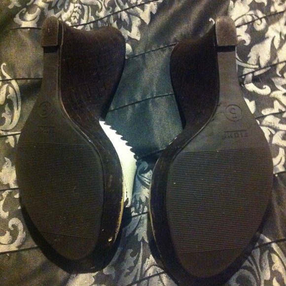 White/brown wedges - Picture 3 of 3