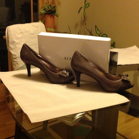 9.5 leather Alfani heels