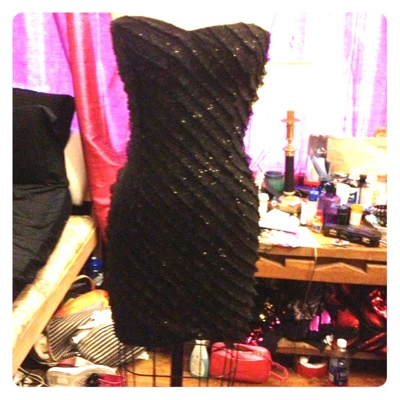 Cute gold and black party dress!