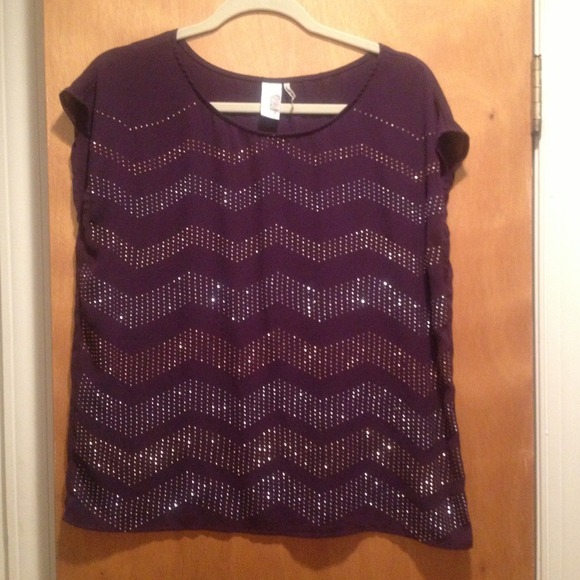 SOLD top with great chevron detail size