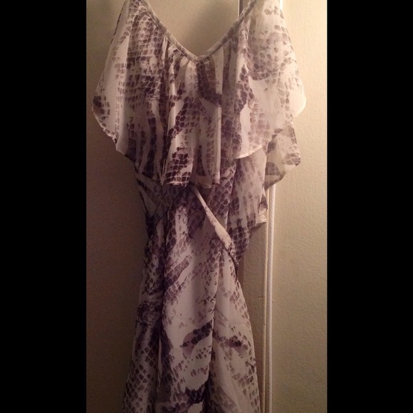Ruffle "V" neck white stamp dress