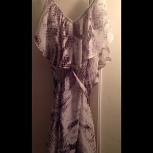 Ruffle "V" neck white stamp dress