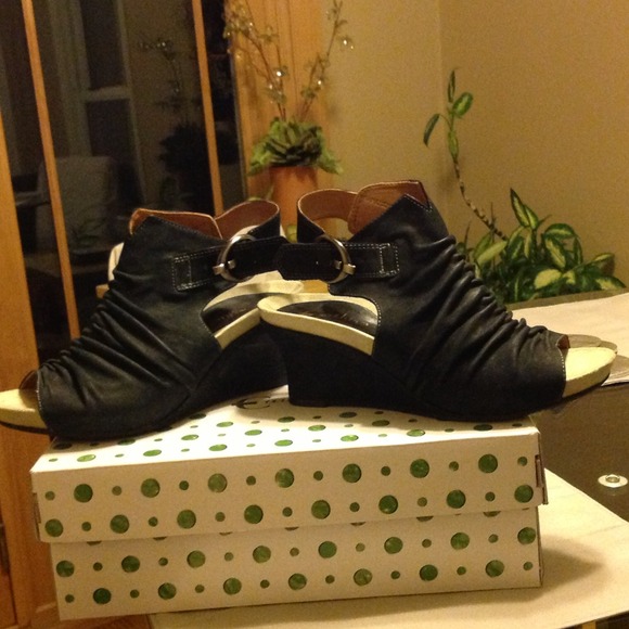 9.5 Earthies oiled leather sandal