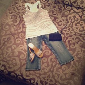 SOLD Cropped Light Wash Jeans/Capris 💖