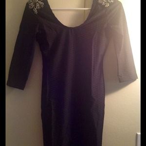 Black tight dress stunts on shoulder