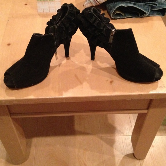Dollhouse black peep toe with fringe in the back !