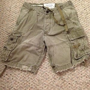 ⛔Reduced⛔ MENs Abercrombie cargo shorts!