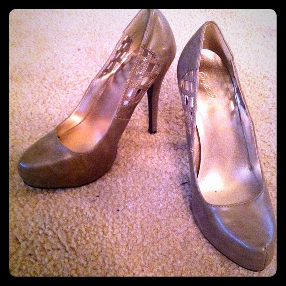 Shiny brown pump