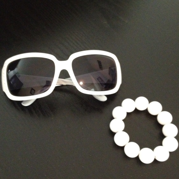 ?Bundled?White sunglasses w white bead bracelet main image 4