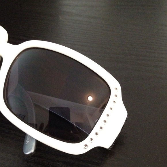 ?Bundled?White sunglasses w white bead bracelet