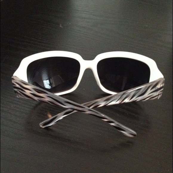 ?Bundled?White sunglasses w white bead bracelet