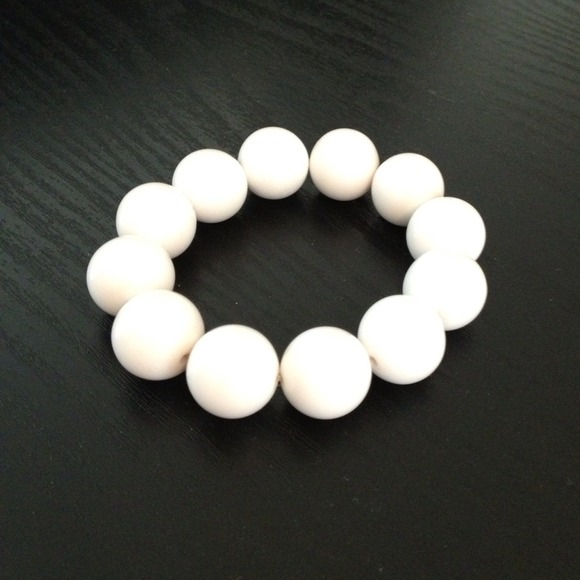 ?Bundled?White sunglasses w white bead bracelet
