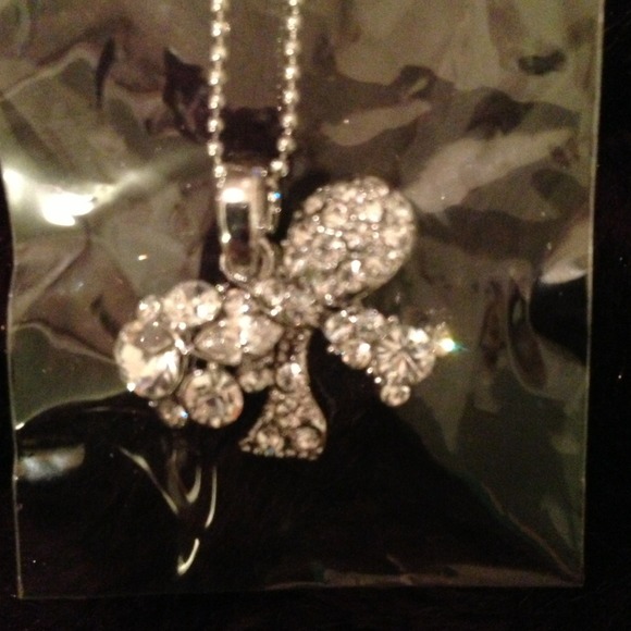 Little bow neckless with crystal!
