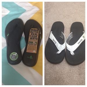 BUNDLE! Sanuk flip flops.