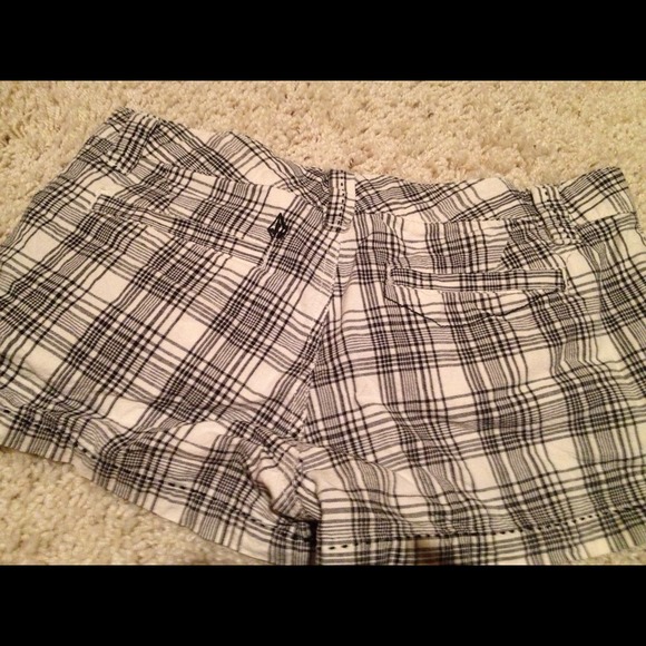 Volcom shorts - Picture 2 of 2