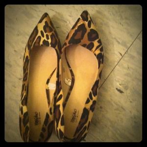 Leopard print low heel pumps