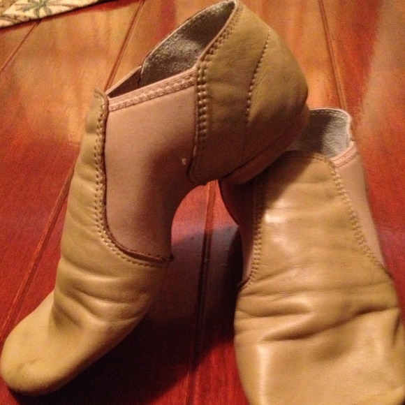 Tan leather jazz/dance shoes ladies sz7