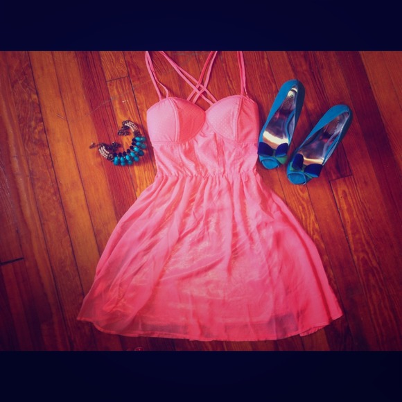 Gorgeous summer dress. Colors peach/ gold!!