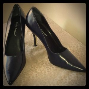 Classic Navy pumps