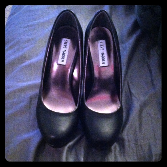 👠Steve Madden black pleather heels👠
