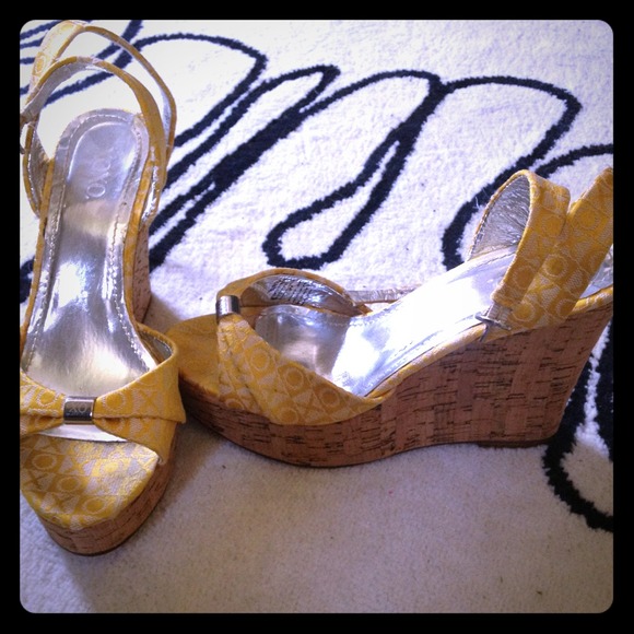 Yellow wedges