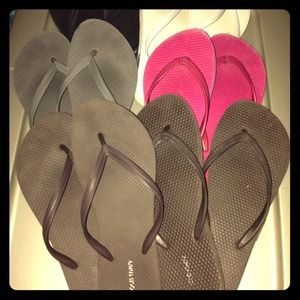 👙Old Navy Flip Flops. Worn a hand full of times.