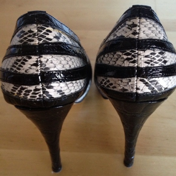 ⭐BUNDLE⭐Black & white peep toe snakeskin pattern - Picture 2 of 4