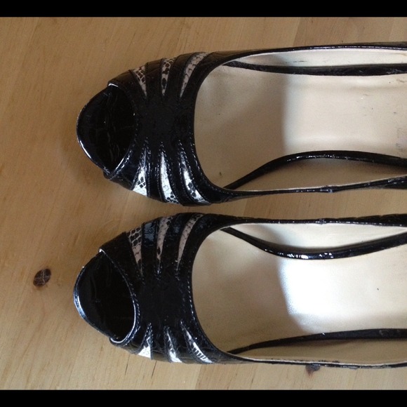 ⭐BUNDLE⭐Black & white peep toe snakeskin pattern - Picture 3 of 4