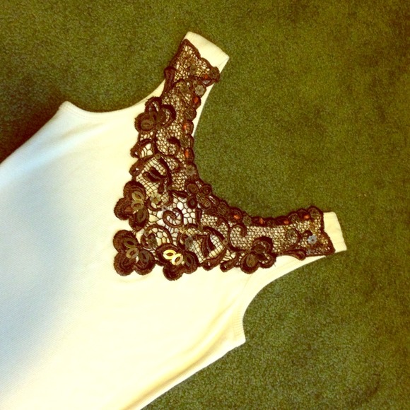 BUNDLED!!! Gorgeous tank with Lacey beaded back🌼❤