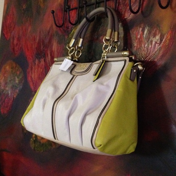 ***SOLD***$360 PP only.  New Coach Madison Carrie - Picture 2 of 4