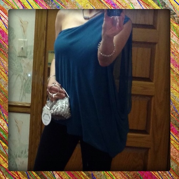 🌸🌷RESERVED for Kayla2🌺🌹bebe one shoulder top