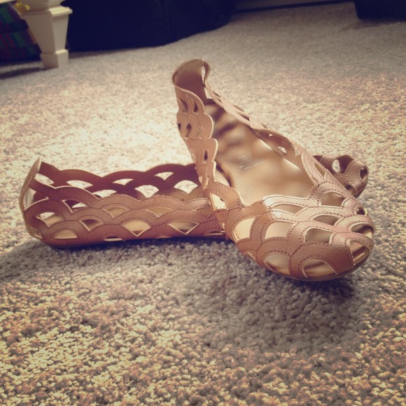 H&M tan flat. Size 9.
