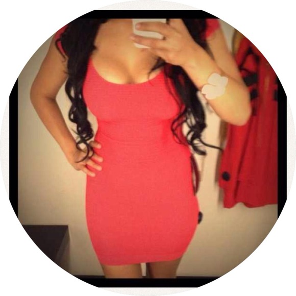 Coral body con Bebe dress